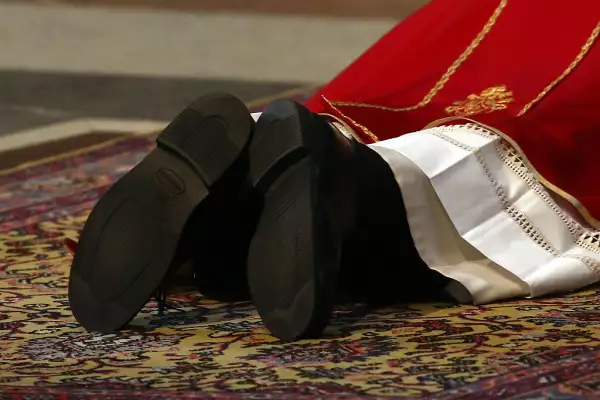 Foto de un acercamiento de los zapatos negros de piel que el Papa Francisco utilizó desde que era obispo en Buenos Aires.