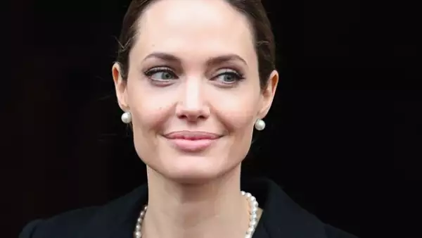 Angelina Jolie tiene 37 años.