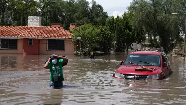 Vecinos de las colonias del centro de Tula continúan sacando sus cosas de sus viviendas inundadas tras el desbordamiento del Río Tula, luego de las intensas lluvias del lunes pasado.