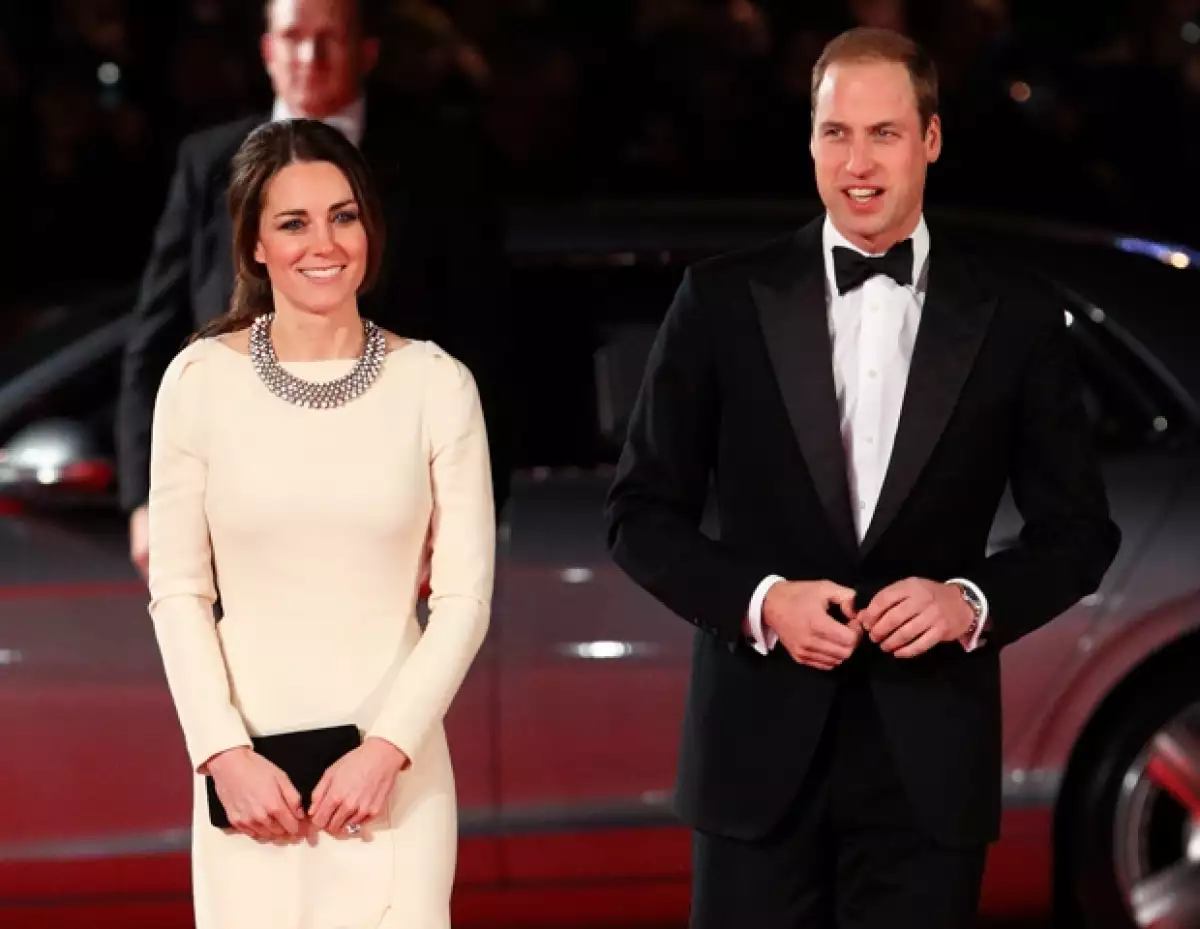 El lujoso Bentley tiene un precio de 300 mil euros.