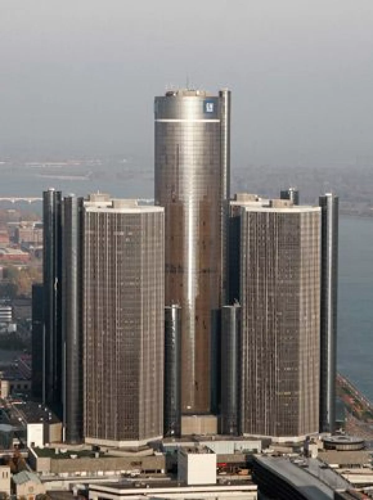 La compañía automotriz solicitó este lunes protección federal por bancarrota ante un tribunal de quiebras en Nueva York, la mayor bancarrota industrial en la historia de Estados Unidos.