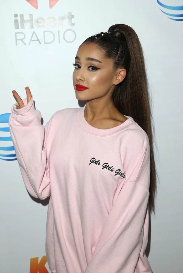 Ariana Grande impacta con un look súper natural