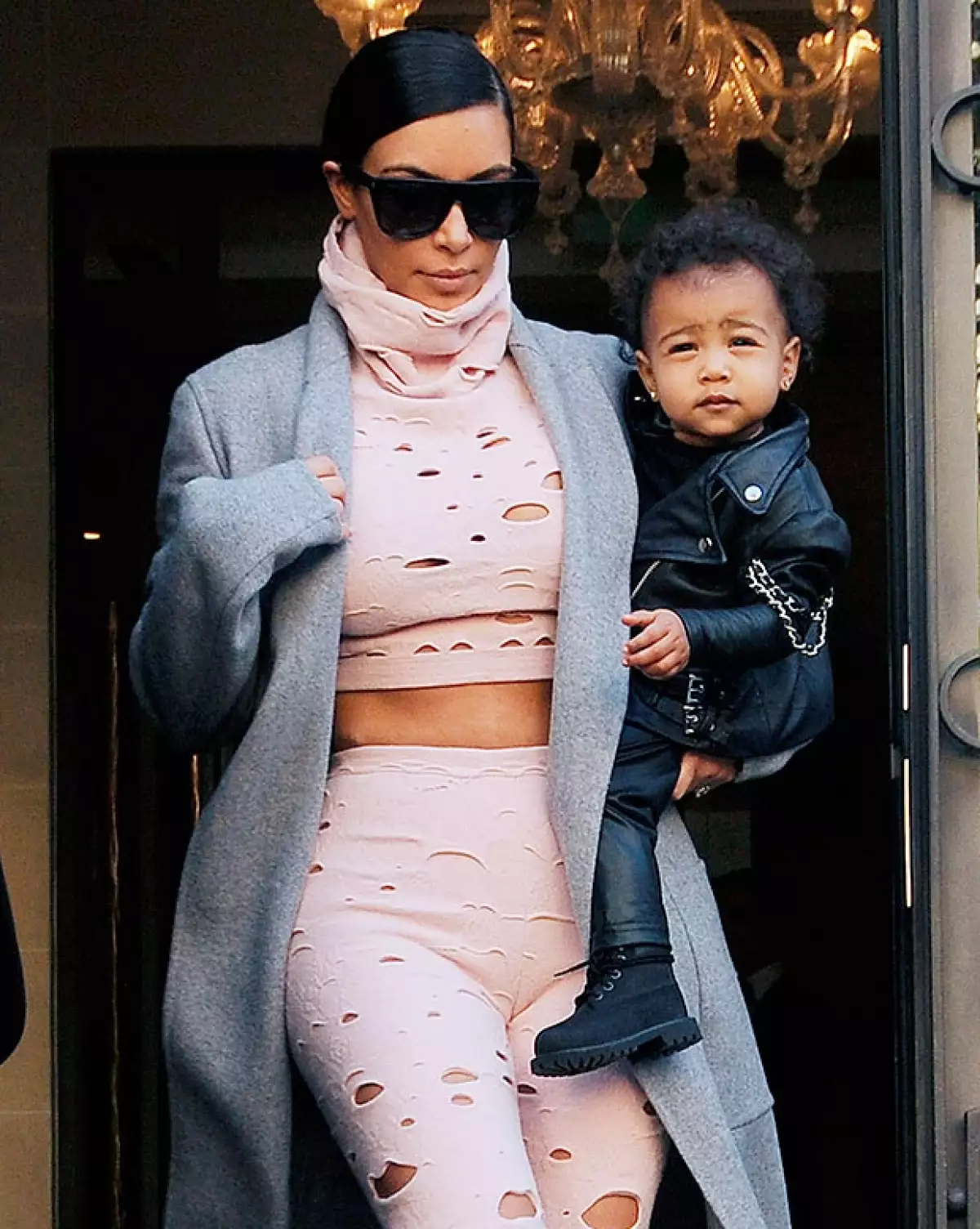 La hija de la socialité y Kanye West acapara los reflectores por la manera en la que la visten. A sus 15 meses de edad ya viste reconocidas firmas y las últimas tendencias.