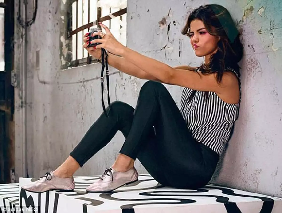 Ad hoc con la moda de las selfies, Selena posó haciendo muecas para su cámara.