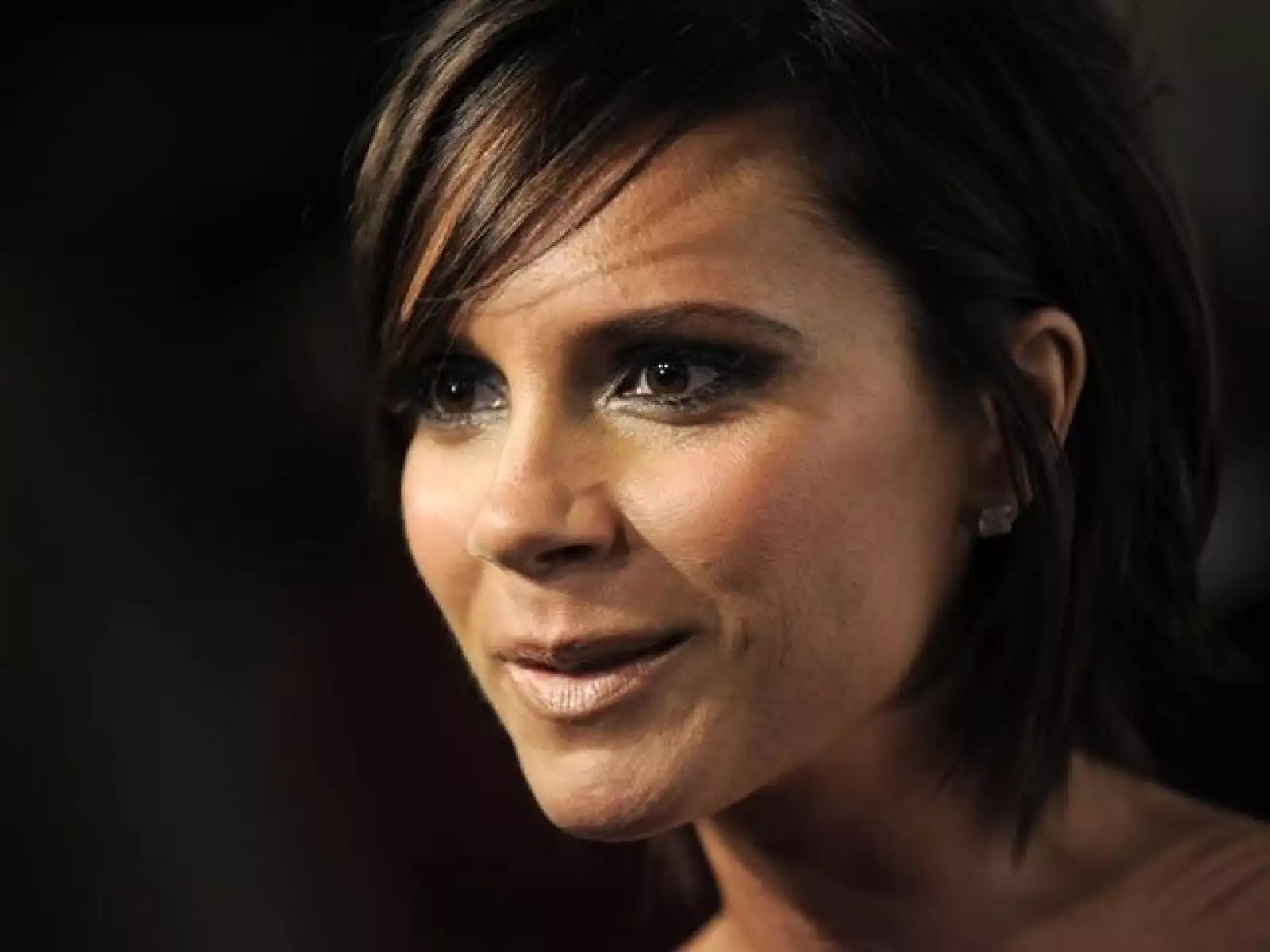 Victoria Beckham rara vez regala una sonrisa, pero en esta ocasión se le vio con una discreta durante un evento de Adidas.