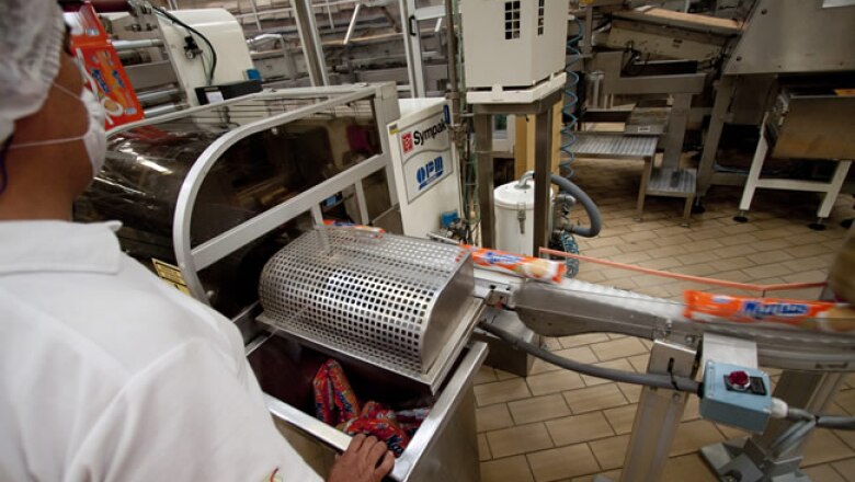 Por medio de un sistema de vibraci�n las galletas se mueven para ser empacadas por medio de tres tipos de laminados