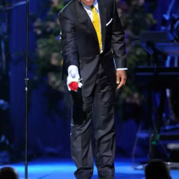 Jermaine, hermano de Michael, interpretó una versión de "Smile", luego le arrojó una flor donde descansa la fallecida estrella.