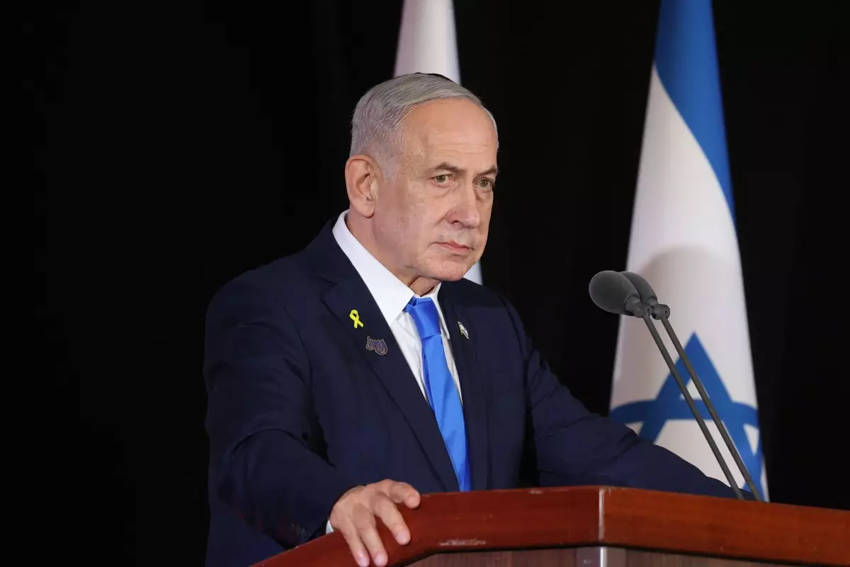 El primer ministro israelí, Benjamin Netanyahu, participa en una ceremonia conmemorativa estatal para los soldados caídos de la guerra de dos años en Gaza en el cementerio militar Mount Herzl en Jerusalén el 16 de octubre de 2025. Netanyahu dijo el 16 de octubre que estaba decidido a garantizar que Hamas devolviera los restos de los rehenes que aún están en Gaza, y agregó que la lucha "aún no ha terminado".