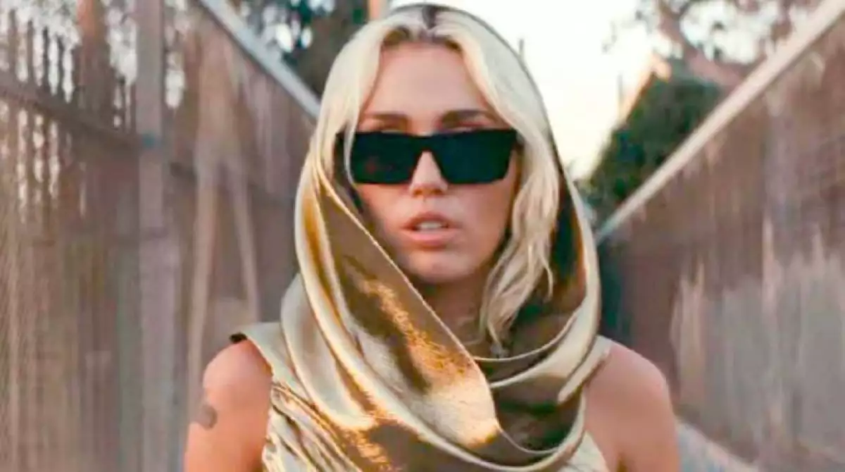 Miley Cyrus Flowers demanda Bruno Mars