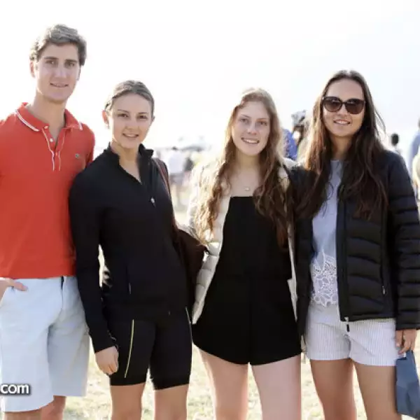 Mario González, Mercedes Muñíz, Camila Muñíz y Ana Muñíz