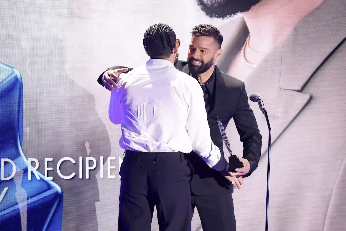 Bad Bunny y Ricky Martin en premios GLAAD.