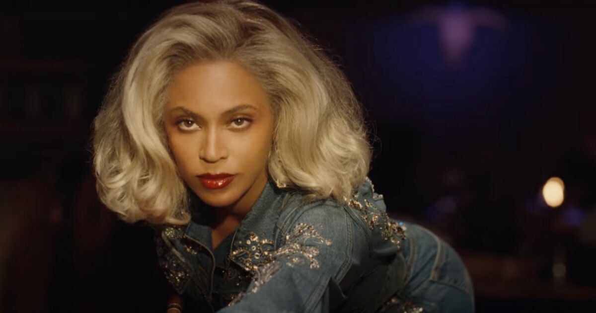 Beyoncé lleva a otro nivel el denim sobre denim mientras juega billar