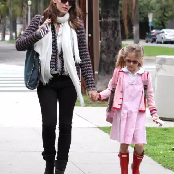 Jennifer Garner con su hija mayor, Violet Affleck. A la actriz se le ha visto innumerables ocasiones pasando por sus hijos al colegio con mucha alegría y dedicación.