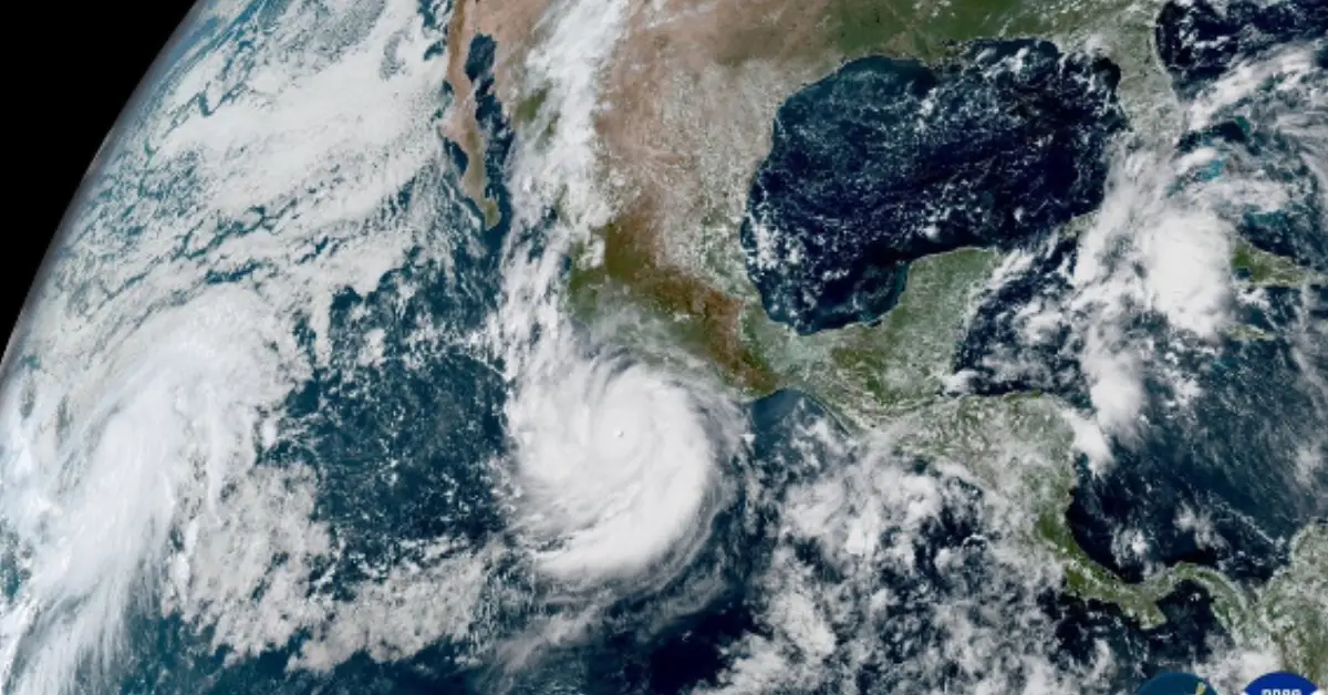Imagen satelital del huracán Polo frente a México, en colores azul, verde y blanco.jpg