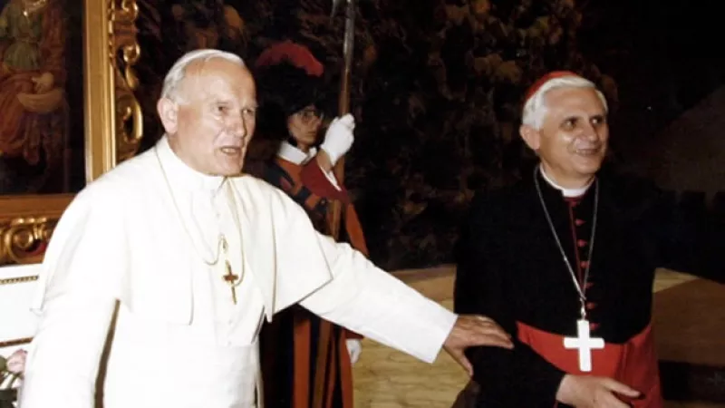 Benedicto XVI y Juan Pablo II juntos en el Vaticano