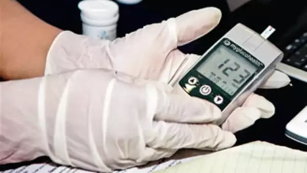 Este dispositivo mide la glucosa en la sangre de los pacientes de la clínica 27 del IMSS en Tijuana, Baja California, y envía de inmediato la información al médico. (Foto: Especial)