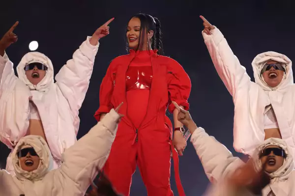 Rihanna vestida de rojo durante el Super Bowl 2023. 