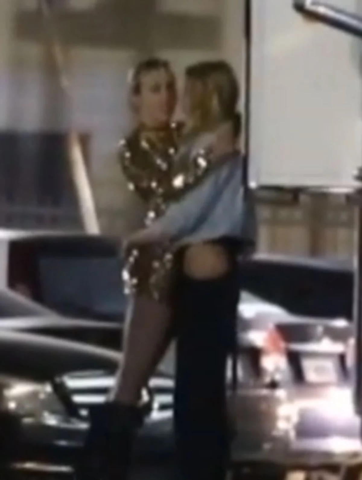 La pareja no se preocupó en ser vista por la cámara mientras se besaban y abrazaban intensamente, así que continuaron...