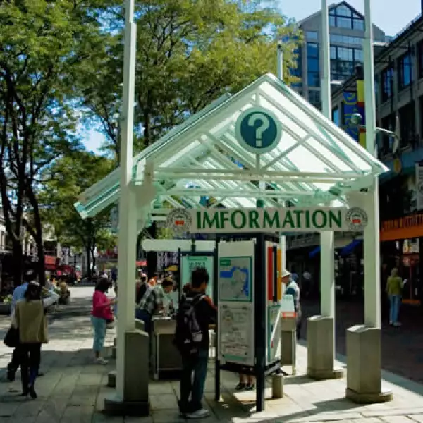 A lo largo de la ciudad, encontrarás centros de información para remediar tus dudas y obtener direcciones.