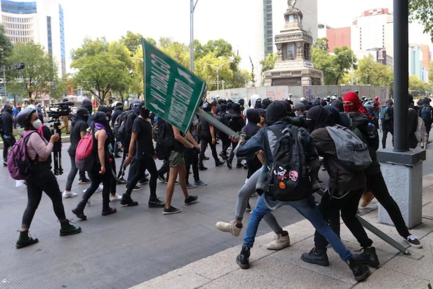 Protesta Melanie encapuchados