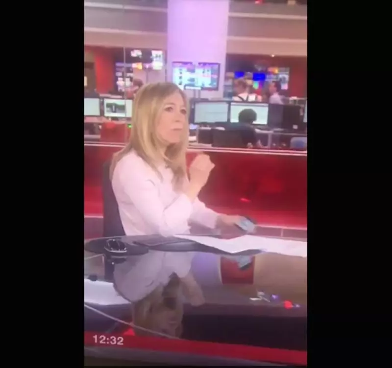 El lunes, una reportera de BBC News fue captada justo en el momento en que estaba revisando su teléfono, sin darse cuenta de que estaba al aire.