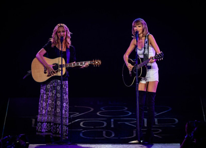 La actriz Lisa Kudrow apareció en el escenario, guitarra en mano, para interpretar a dueto Smelly cat.