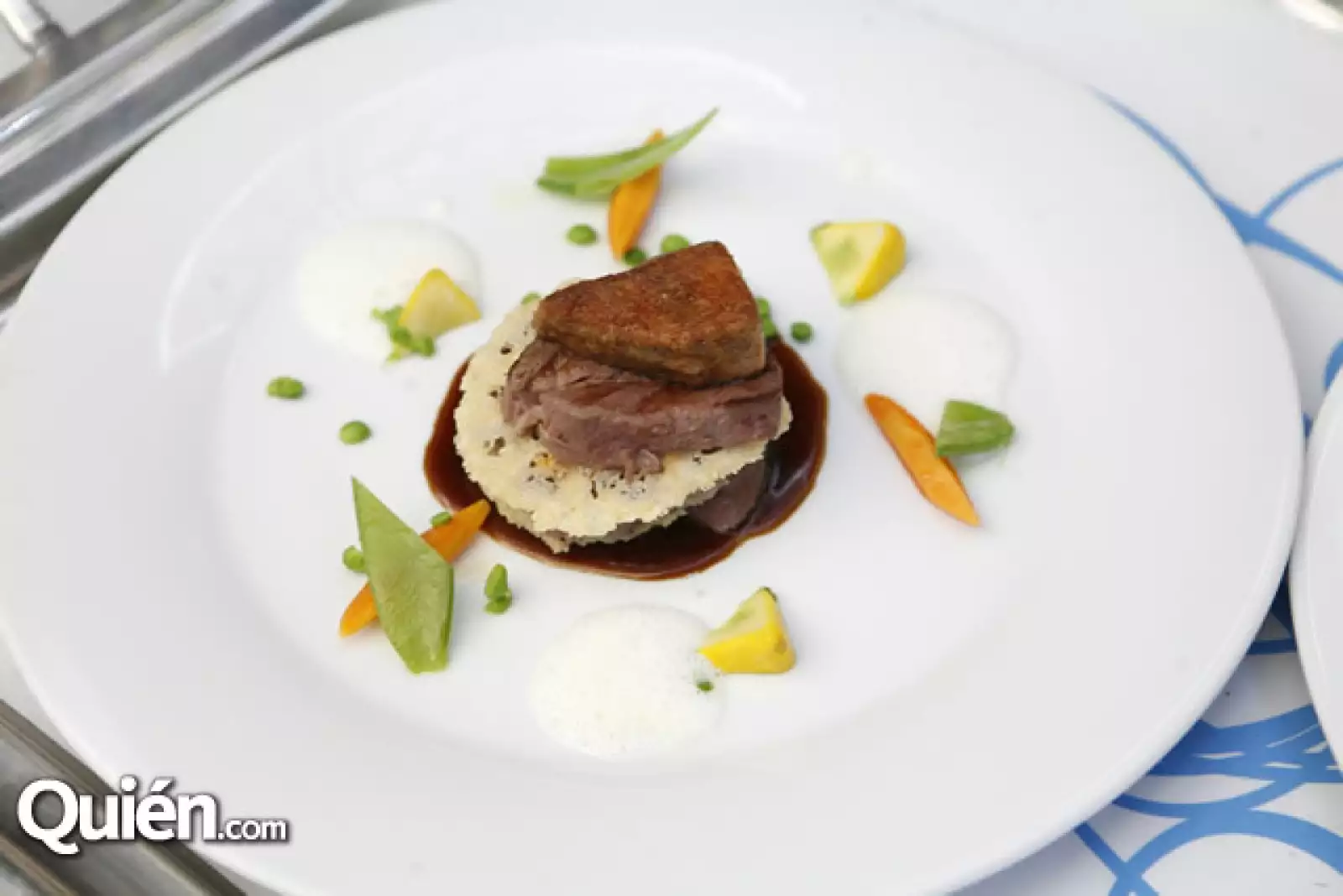 Finos medallones de filete de res intercalados con chips de parmesano y complementos con foie gras fresco asado