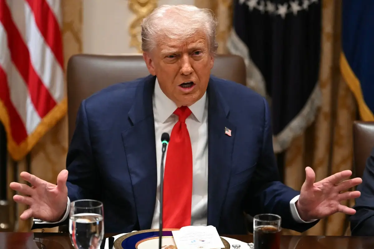 El presidente de los Estados Unidos, Donald Trump, habla durante una reunión con el presidente de Argentina, Javier Milei, en la Casa Blanca en Washington, DC, el 14 de octubre de 2025.