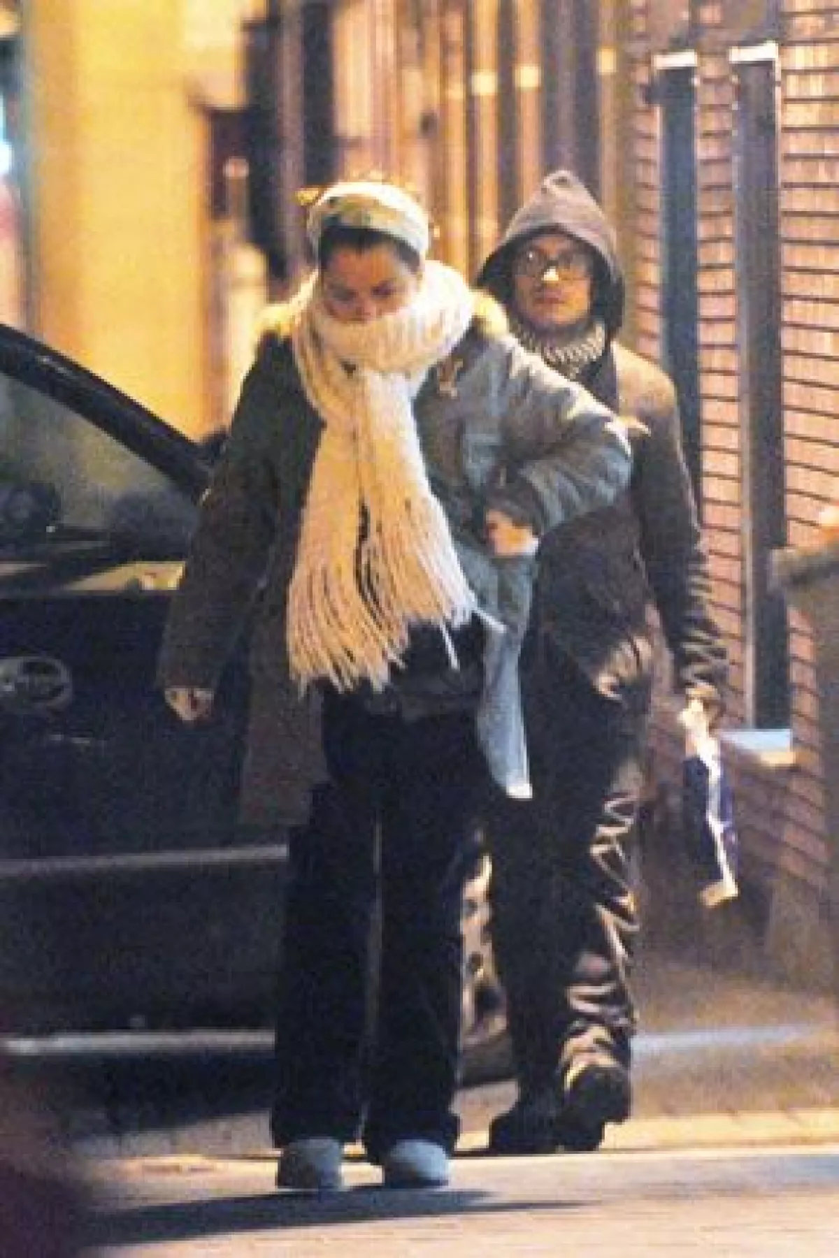 Estas imágenes logradas anoche en Madrid, desmienten el rumor de que el actor mexicano y su novia ya habían debutado como padres.