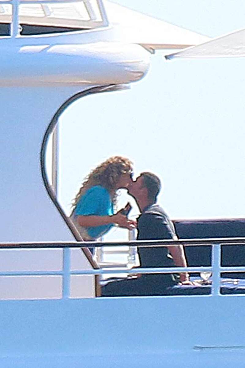 La pareja se dejó ver muy enamorada durante su paseo en el yate del multimillonario.