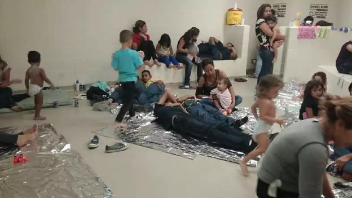 Un centro de detención de inmigrantes al sur de Texas, en el que se muestra a menores centroamericanos que viven momentos difíciles