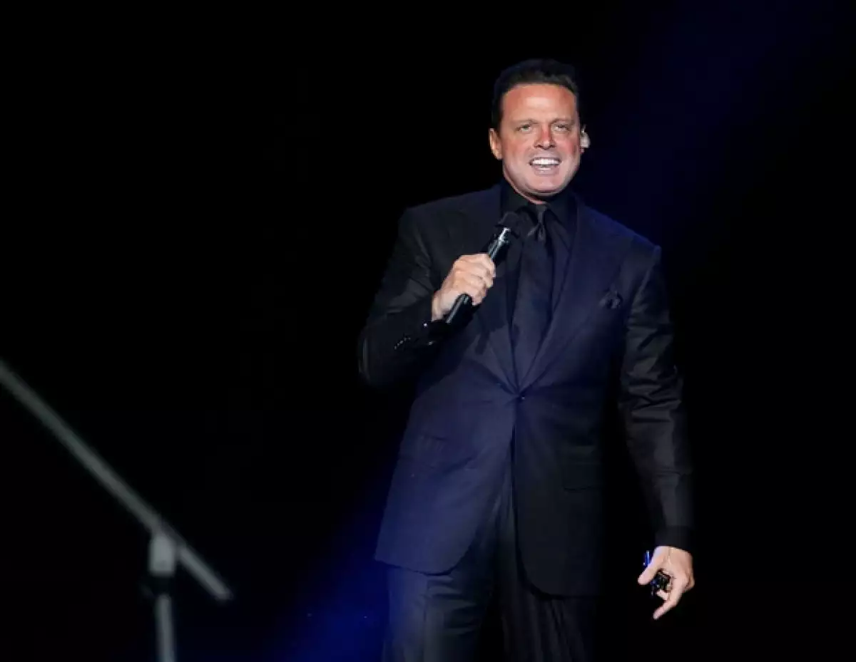 El presidente de la feria, Jorge Luis Cortés, mencionó que la oficina del cantante les avisó que debido a sus compromisos con el Auditorio Nacional, no se podrá presentar en la tradicional feria.