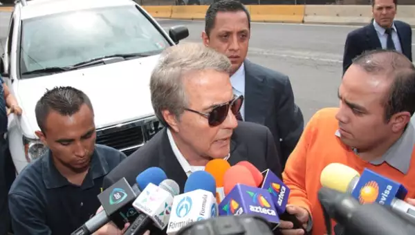 Jaime Camil papá llegó poco después de las 4 de la tarde.