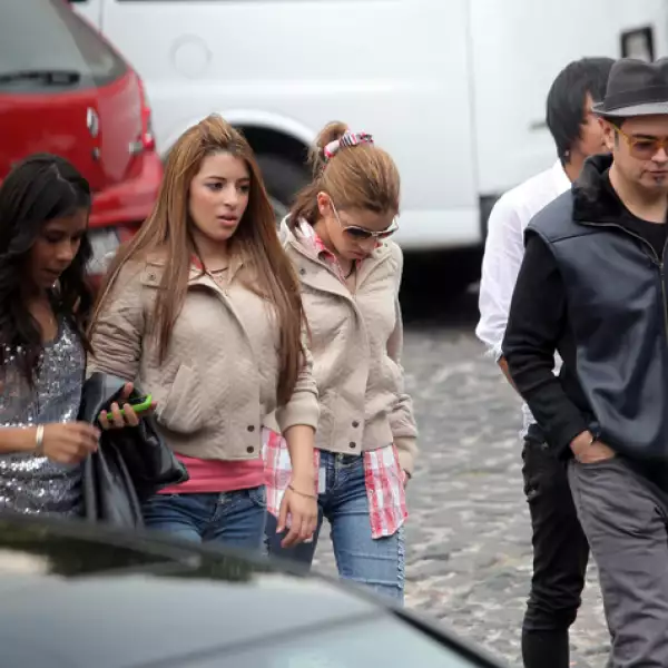 El cantautor lució sonriente con los integrantes de su equipo.
