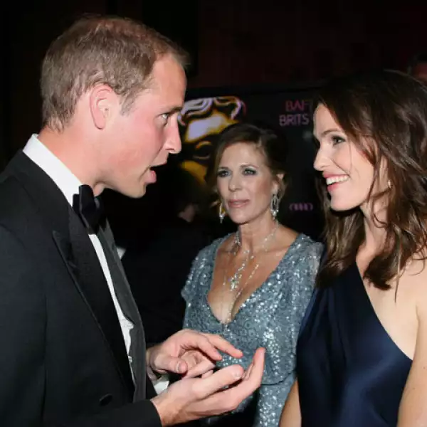 Jennifer Garner disfrutó de la plática con el príncipe Guillermo.