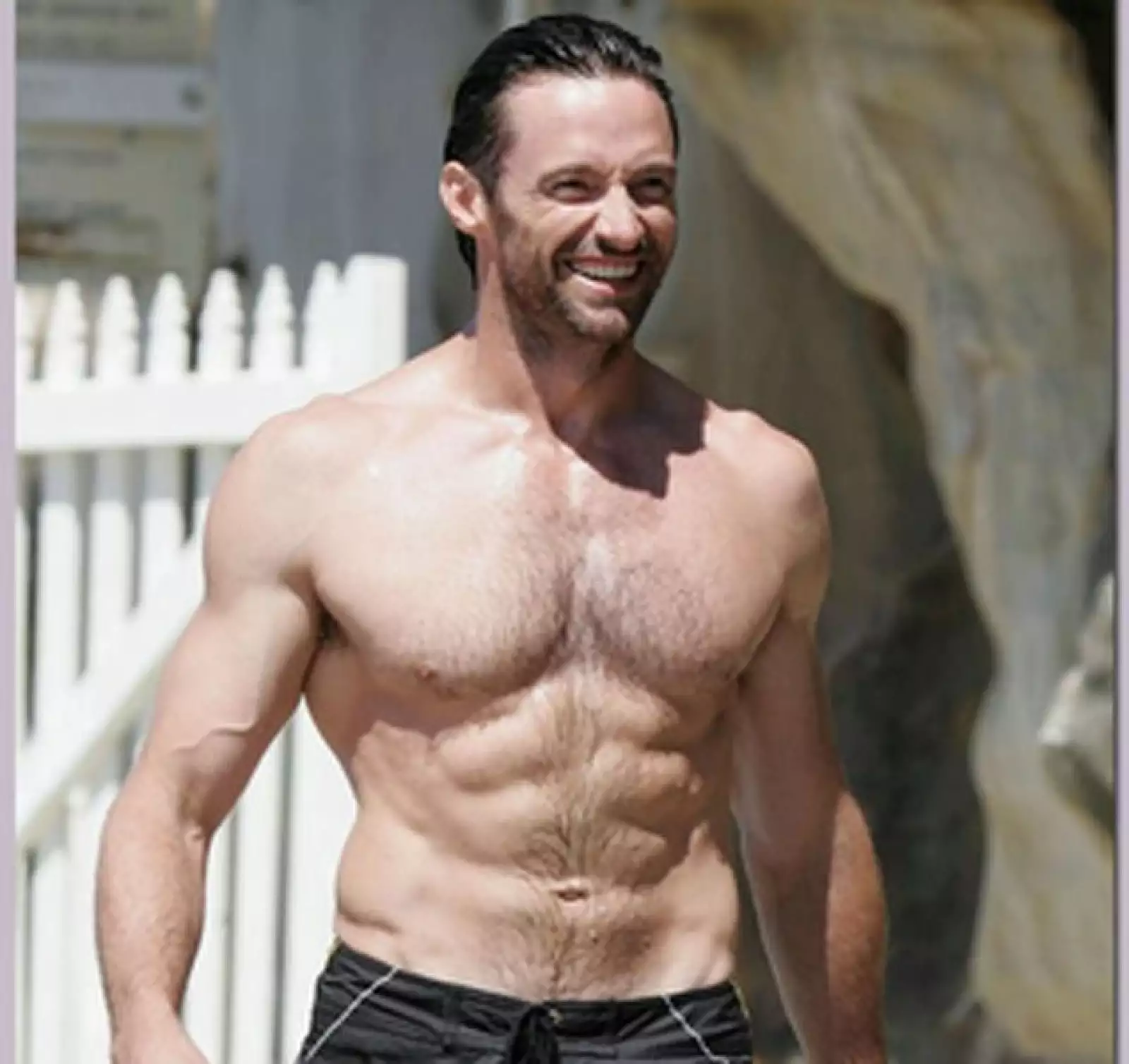 Hugh Jackman no tiene problema en quitarse la camisa puesto que pasa horas en el gimnasio marcando sus músculos.