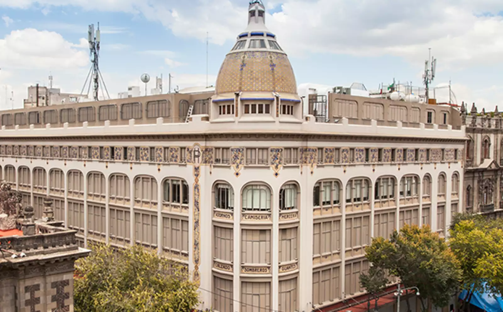 El edificio de la calle 20 de noviembre, en el centro histórico de la Ciudad de México fue el primer almacén de la cadena. La construcción  de 1888, propiedad de José Leautaud y José y Enrique Tron en aquel entonces, causó un gran impacto.
