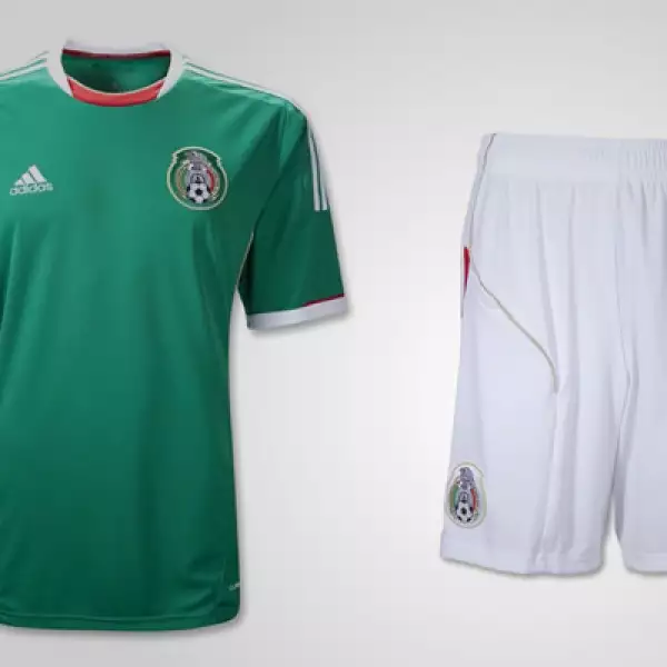 Con una selección sub 22 reforzada con elementos de la escuadra mayor, el equipo azteca busca repetir las actuaciones memorables que consiguió en 1993 y en 2001. La casaca tiene un costo de 69.99 dólares, con short de 39.99 dólares.