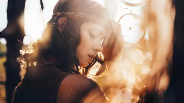 Personajes como Cathriona White y Robin Williams han sufrido dicha enfermedad, sin embargo, detectada a tiempo puede salvar muchas vidas.