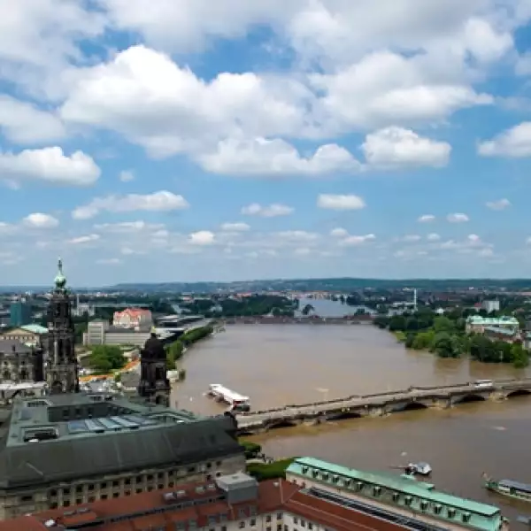 vista general de dresden inundada por el rio elba