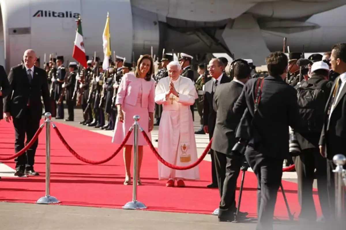 Benedicto XVI fue recibido por el entonces presidente de México, Felipe Calderón, y su esposa Margarita Zavala durante su visita a nuestro paÃs,donde visitó León, Guanajuato y Silao; jamás visitó la Ciudad de México.