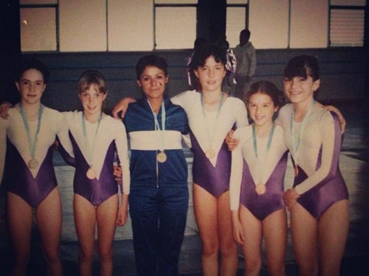 La cantante y actriz publicó una foto de niña en la que aparece con su equipo de gimnasia olímpica del Colegio Alemán.
