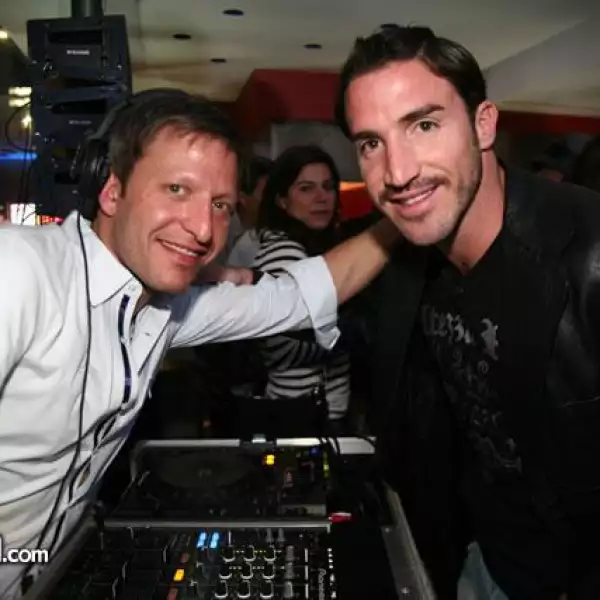 Nico Glen, Toño de la Vega