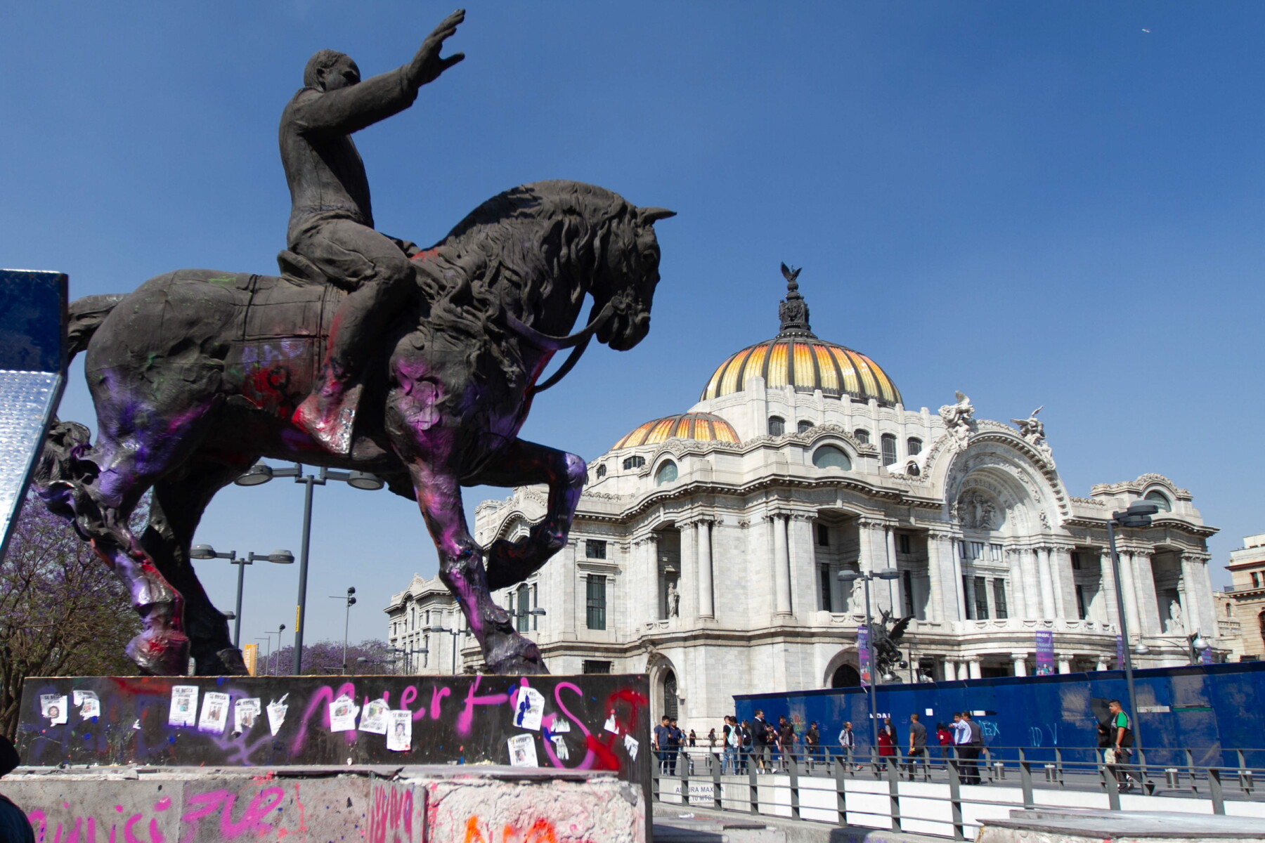Escultores opinan sobre pintas a sus obras en la marcha ...