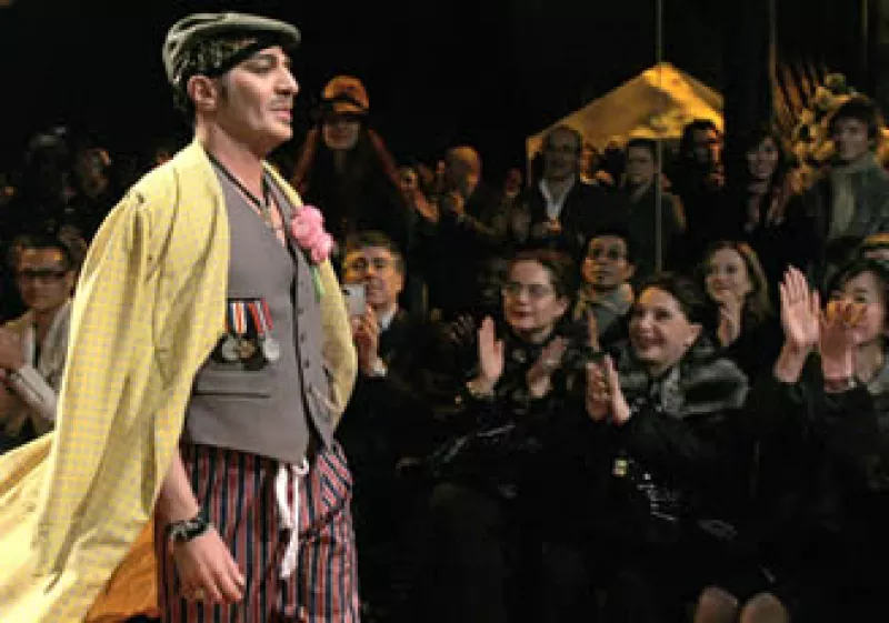 Galliano era reconocido por sus diseños atrevidos y vanguardistas en una casa tradicional como Dior. (Foto: AP)