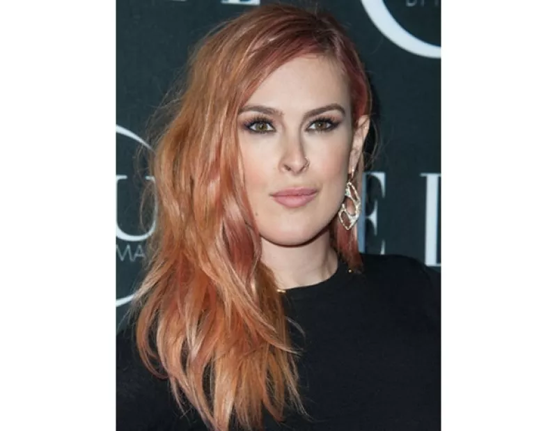 Rumer Willis asistió a ELLE Women in Music, y decidió aparecer con un outfit risqué, con una falda cut-out, que dejó ver más que su buen gusto por la música.