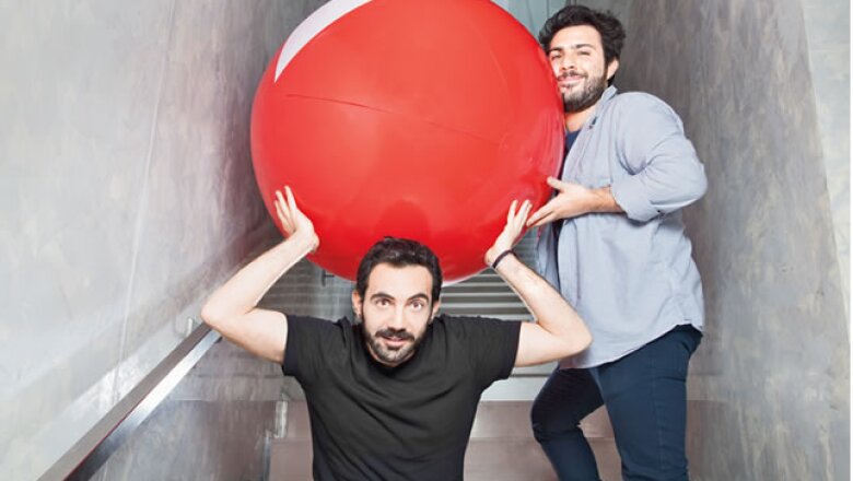 El video ‘Colibritany. Mi sexy chambelán’, llevó a Moisés Aisemberg y Marcos Bucay, productores de La Gran Royal, al éxito. Con más de 23 millones de reproducciones este video se convirtió en su tarjeta de presentación. Ahora desarrollan contenidos en las