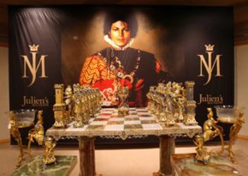 Una colección de artículos de la Hacienda Neverland seguirá perteneciendo al cantante luego que éste y la subastadora Julien's Auction House llegaron a un acuerdo.