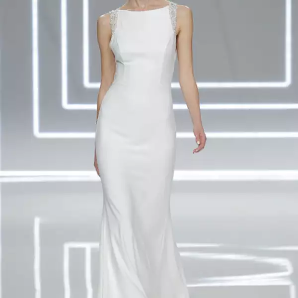 Vestido Nika de crepe de seda con espalda joya en hilo de plata y cristales.