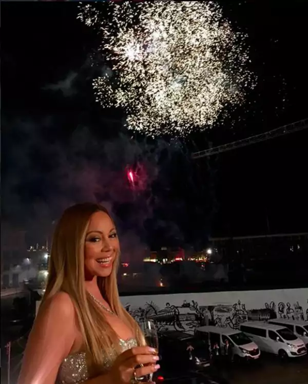 La cantante agradeció las sorpresas de la noche, entre ellas, fuegos artificiales.